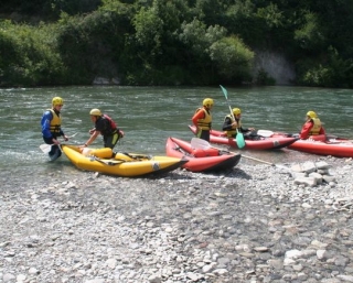  Esperienza in acque rapide su una zattera in kayak